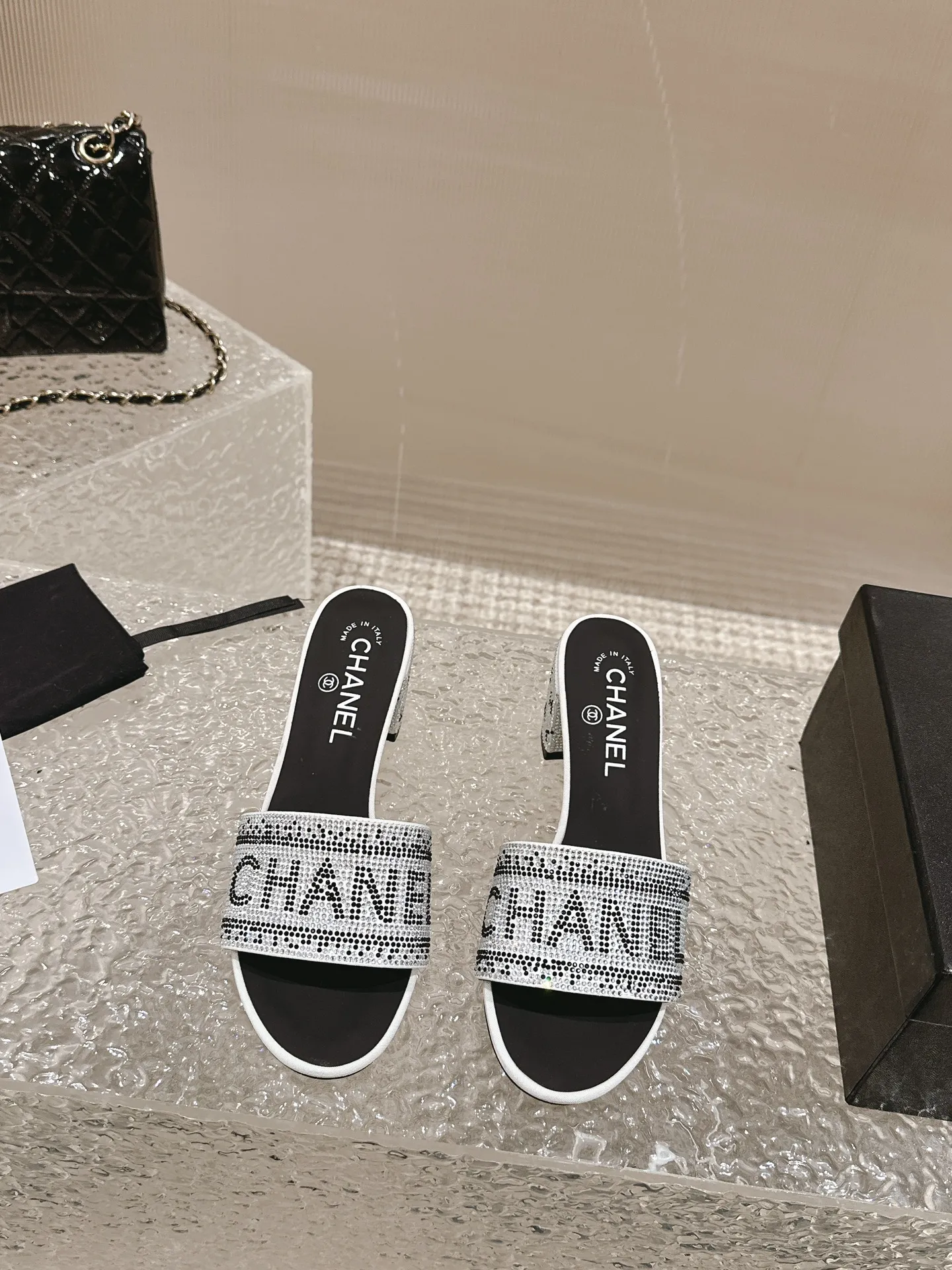 💕💕Factory direct selling price p460💕💕 Xiaoxiang Chanel rhinestone slippers with large black rhinestone letters, these really blingbling slippers are full of diamonds. They are both classic and artistic, and can be styled according to your daily style. The characteristic is that the hot diamonds are particularly shiny. They are made with heavy craftsmanship and are not easy to fall off. They have a sexy and versatile temperament for ladies. Color: black, white. Heel height 5 cm. 35-41